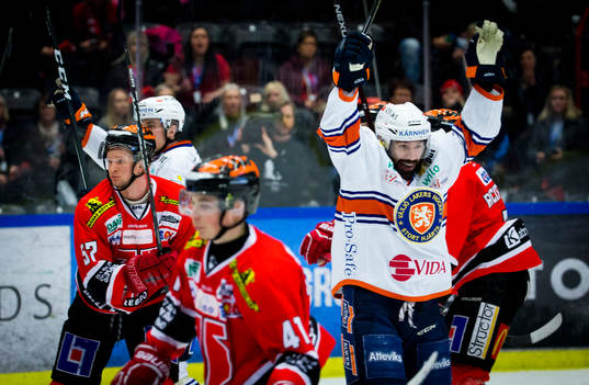 Växjös Ville Leino jublar vid 2-2 målet