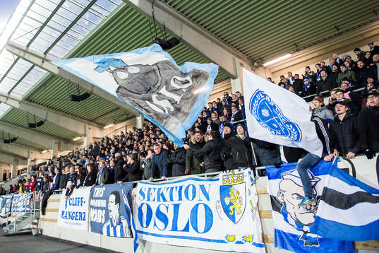 Supportrar tackar laget