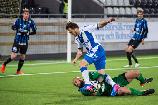 IFK Göteborgs Tobias Hysen och Sirius målvakt Joshua Wicks