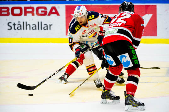 Djurgårdens Niclas Bergfors bevakas av Malmö Redhawks