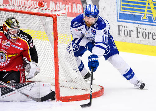 Leksands Mattias Ritola försöker trycka in pucken bakom