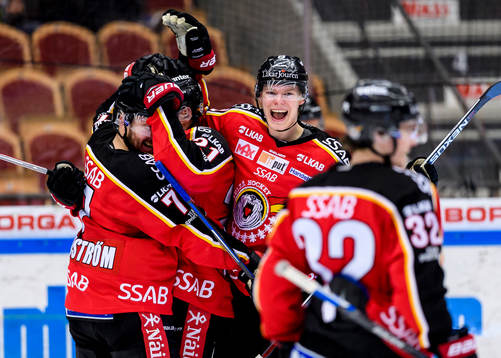 Luleås Bill Sweatt (m) jublar