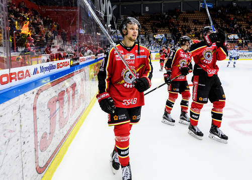 Luleås Petter Emanuelsson tacklar publiken