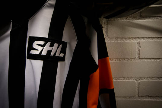 En SHL domares tröja upphängd i omklädningsrummet innan