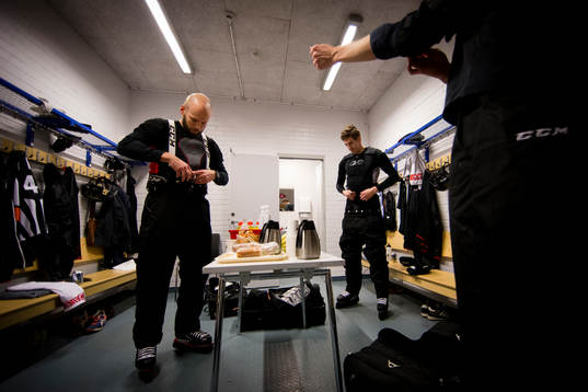 Domare Marcus Linde och linjeman Andreas Malmqvist byter om