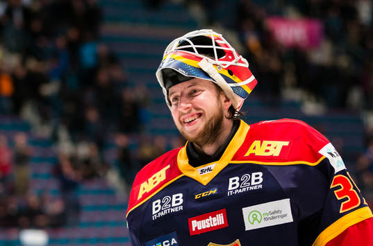Djurgårdens målvakt Adam Reideborn ser glad ut