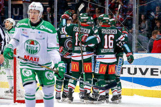 Frölundas Patrik Carlsson jublar med lagkamrater
