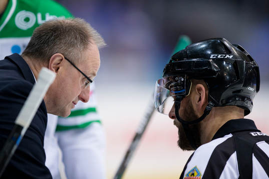 Rögles tränare Anders Eldebrink pratar med domare Marcus