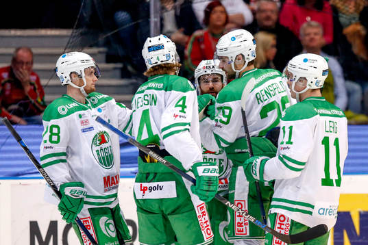 Rögles Ludvig Rensfeldt jublar med lagkamrater