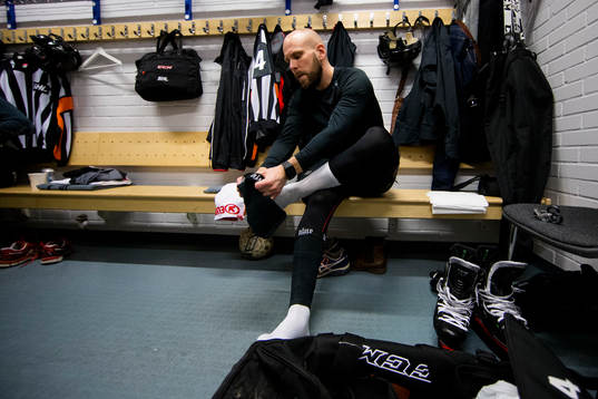 Domare Marcus Linde byter om innan ishockeymatchen i SHL