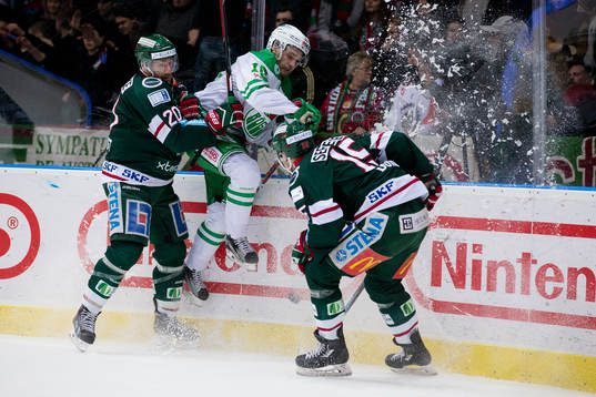 Frölundas Joel Lundqvist tacklar Rögles Simon Ryfors