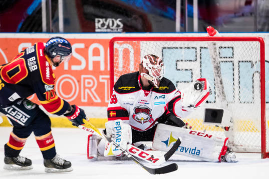 Malmö Redhawks målvakt Oscar Alsenfelt med en räddning
