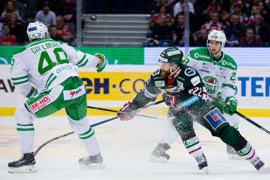 Frölundas Robin Figren mot Rögles Sebastian Collberg och