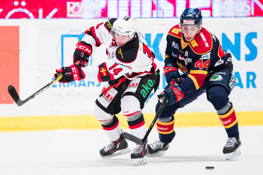 Malmö Redhawks Carl-Johan Lerby i kamp om pucken med