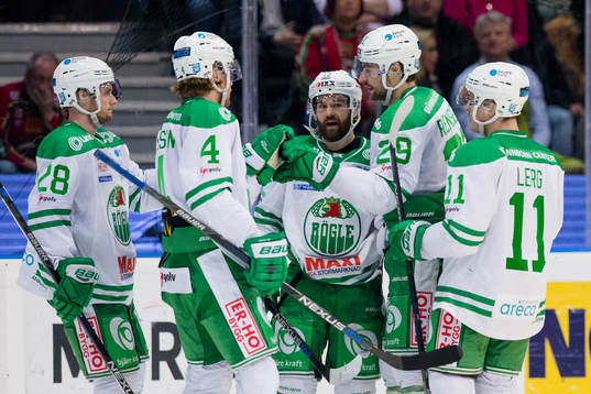 Rögles Ludvig Rensfeldt jublar med lagkamrater
