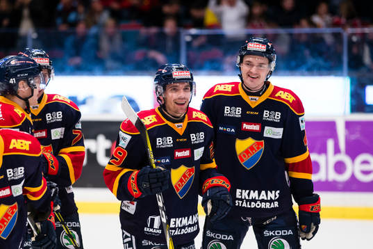 a höger) gör 1-0 och firar med lagkamrater