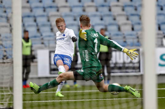 Norrköpings Kalle Holmberg och Halmstads målvakt Stojan