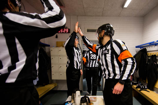 Linjedomare Henrik Pihlblad gör high five med