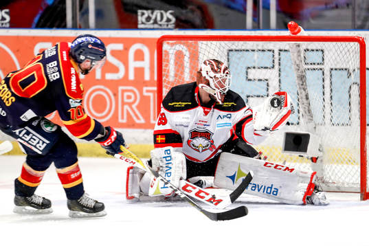 Malmö Redhawks målvakt Oscar Alsenfelt tar ett friläge