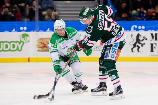 Frölundas Simon Hjalmarsson skjuter ett skott mot Rögles