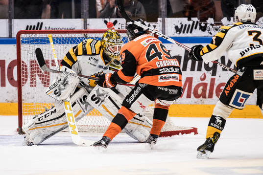 Karlskronas Filip Cruseman  oroar framför Skellefteås