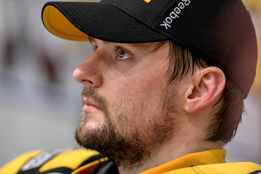 Skellefteås målvakt Gustaf Lindvall blev utbytt och deppar