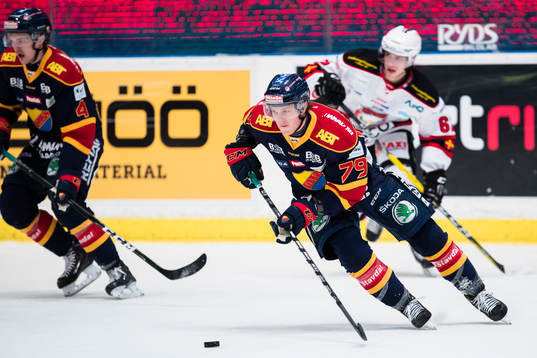 Djurgårdens Patrik Lundh med puck