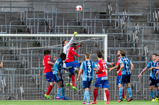 Djurgårdens målvakt Andreas Isaksson boxar undan bollen