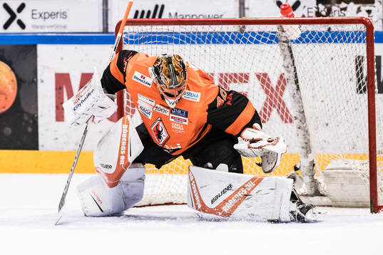 Karlskronas målvakt Johan Holmqvist räddar