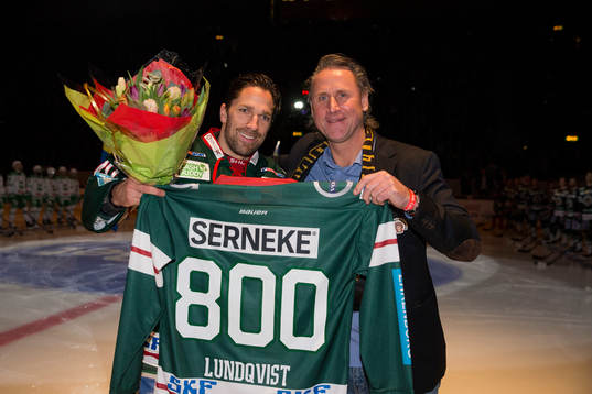 e match för Frölunda innan ishockeymatchen i SHL mellan