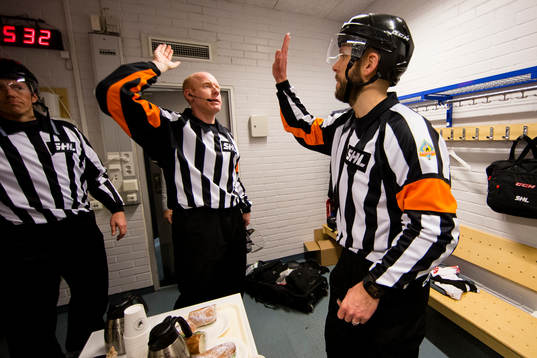 Domare Mikael Holm gör high five med domarkollegan Marcus