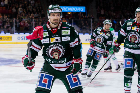 Frölundas Patrik Carlsson lyfter av en inkastad keps från