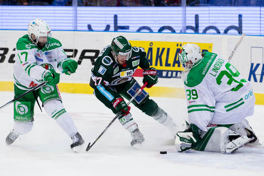 Frölundas Sebastian Stålberg med en chans framför