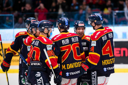 a höger) gör 1-0 och firar med lagkamrater