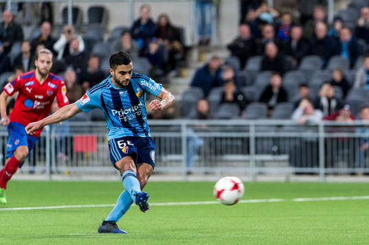 Djurgårdens Othman El Kabir skjuter 1-0 på straff