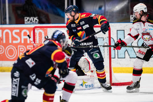 Djurgårdens Mikael Ahlén ser pucken gå i mål för 2-0
