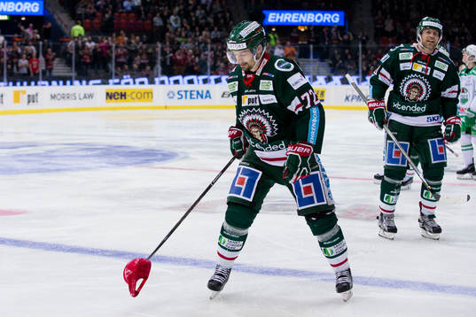 Frölundas Patrik Carlsson lyfter av en inkastad keps från