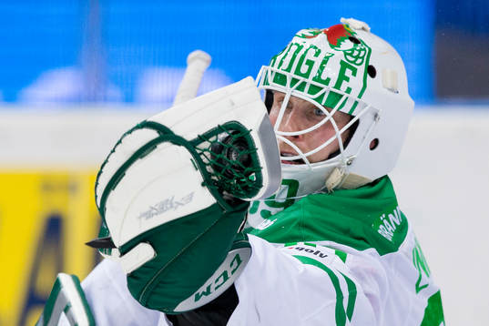 Rögles målvakt Anders Lindbäck med en blockräddning