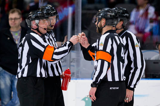 Matchens domare Mikael Holm, Marcus Linde och linjemännen