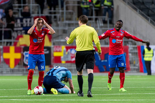 Helsingborgs Casper Seger och Oke Akpoveta reagerar mot