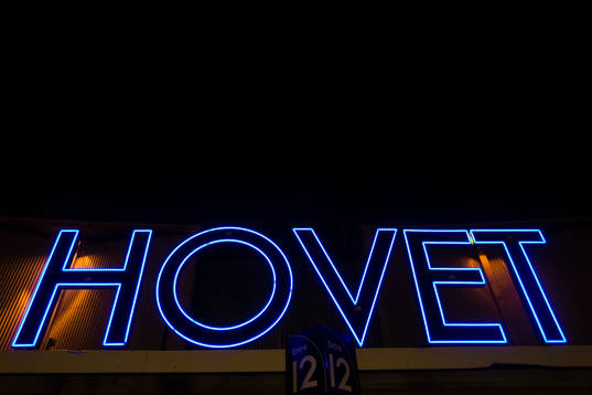 Generell bild på Hovets neonskylt utanför Hovets Isstadion