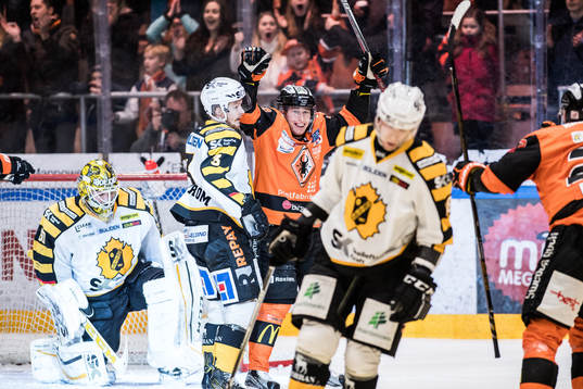 Karlskronas Filip Cruseman jublar