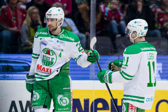 Rögles Ludvig Rensfeldt jublar ihop med Bryan Lerg