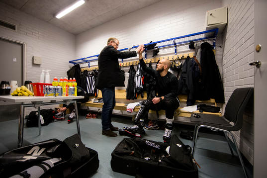 Domare Marcus Linde gör high five med supervisor och