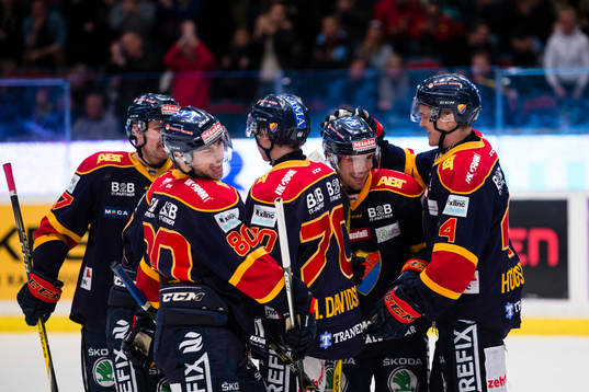 a höger) gör 1-0 och firar med lagkamrater