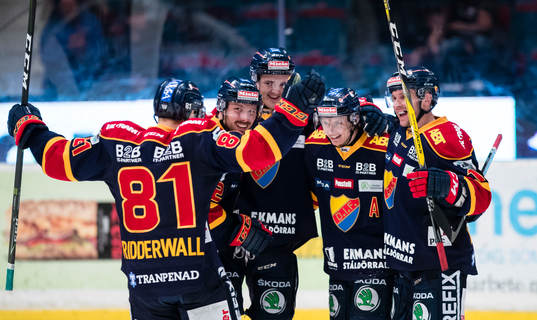 a höger) gör 3-0 och gratuleras av lagkamrater