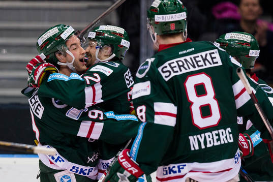 Frölundas Patrik Carlsson jublar ihop med Casey Wellman