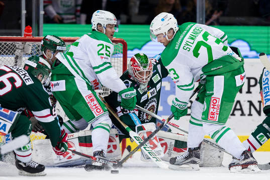 Rögles Daniel Sylwander med en chans framför Frölundas