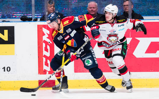 Djurgårdens Niclas Bergfors i kamp om pucken med Malmö