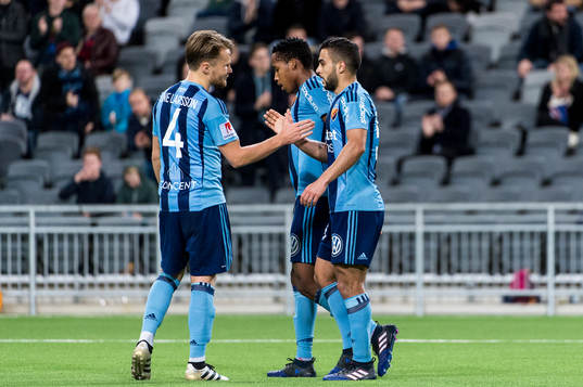 Djurgårdens Othman El Kabir kramas om av Jacob Une Larsson